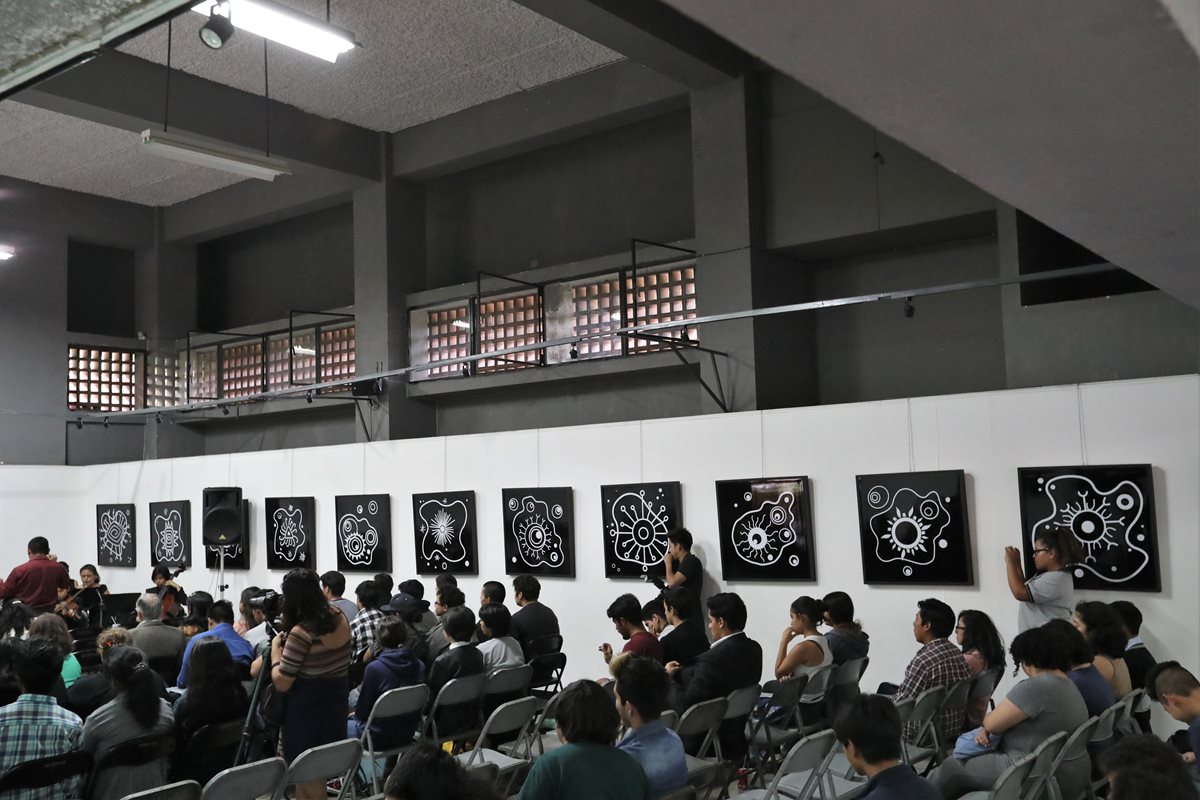 La exposición "FUERZAesencial" se inauguró en el 98 aniversario de la Escuela Nacional de Arte, donde también se reconoció a Isabel Ruiz (Foto Prensa Libre: J. Ochoa).