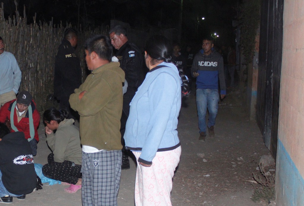 Curiosos permanecen en el lugar donde murió baleado Carlos Girón Pérez, en Chimaltenango. (Foto Prensa Libre: Víctor Chamalé).