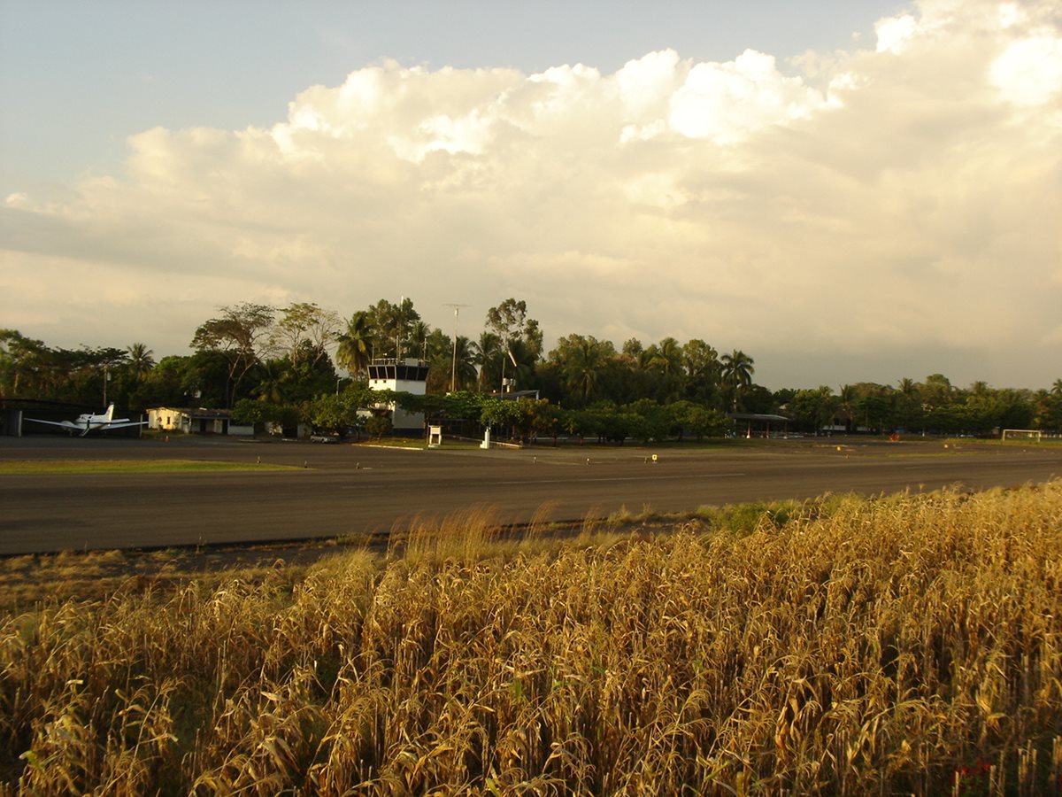 Las pistas de Izabal y Retalhuleu son utilizadas para vuelos nacionales, y se ampliarían para que funcionen como aeropuertos internacionales. (Foto Prensa Libre: Hemeroteca PL)