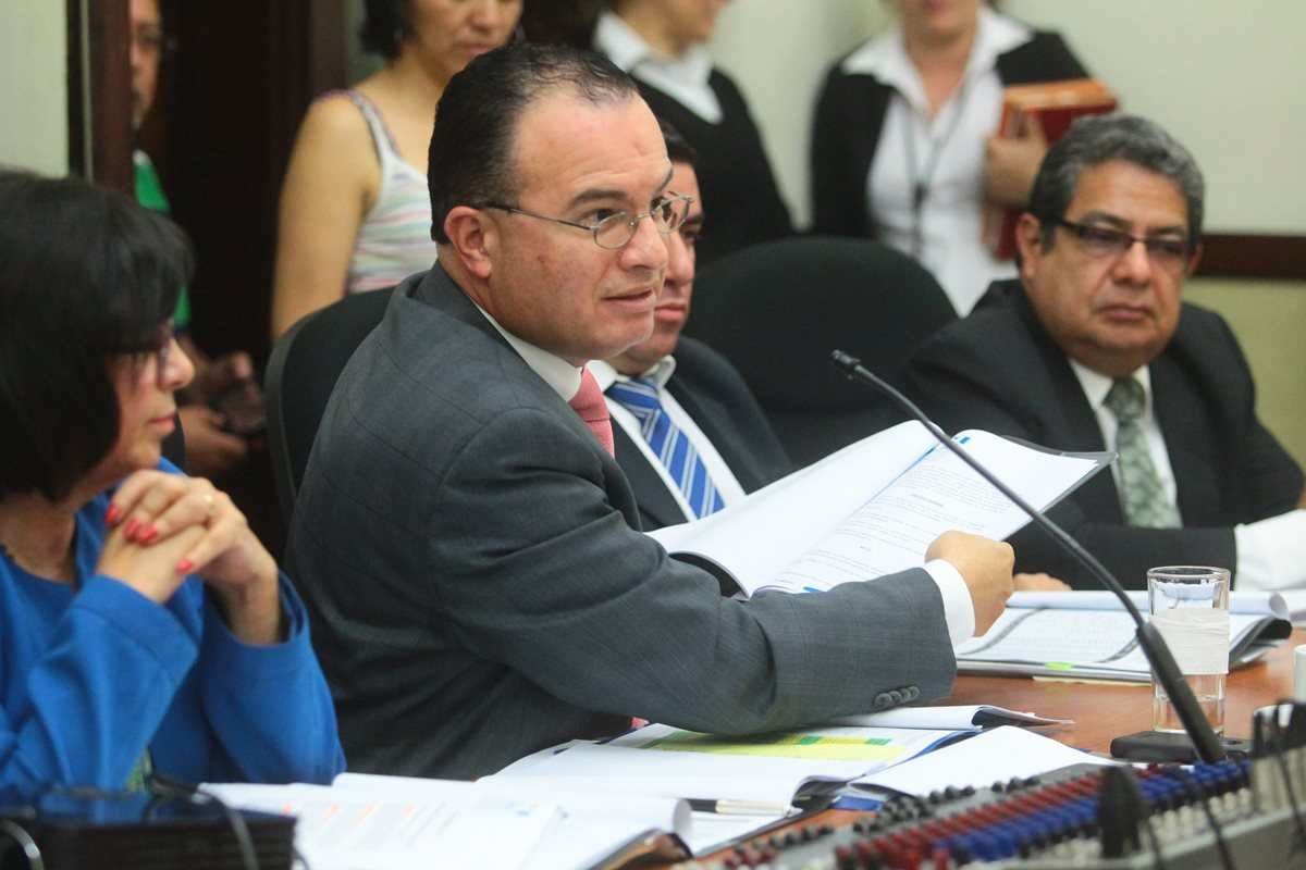 Mario Méndez Cóbar, ministro de Agricultura, se reunió con la Comisión de Finanzas del Congreso. (Foto Prensa Libre: Álvaro Interiano)