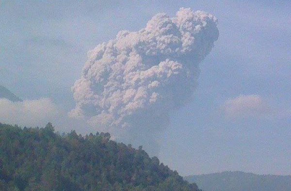 Nube de humo y ceniza es lanzada por el Volcán Santiaguito. (Foto Prensa Libre: Stereo 100 Xela)