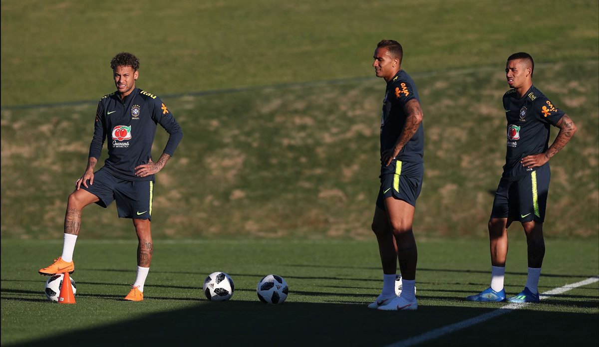 Neymar, Danilo y Gabriel Jesús durante el entrenamiento de la Selección de Brasil en Teresópolis. (Foto Prensa Libre: EFE)