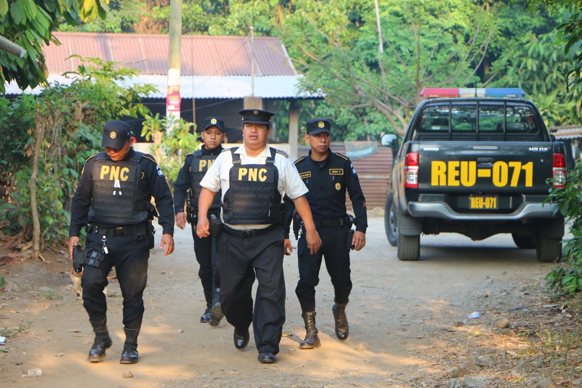 Agentes de la PNC efectúan allanamientos en inmuebles del cantón Bacajia 2, San Andrés Villa Seca, Retalhuleu. (Foto Prensa Libre: Rolando Miranda)