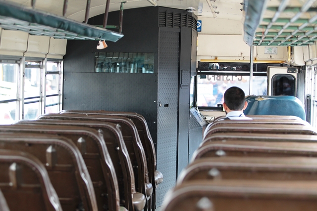 Al frente la cabina blindada, un pasajero viaja en el bus de Peronia a la zona 11 de la ciudad capital. (Foto Prensa Libre: Érick Ávila)