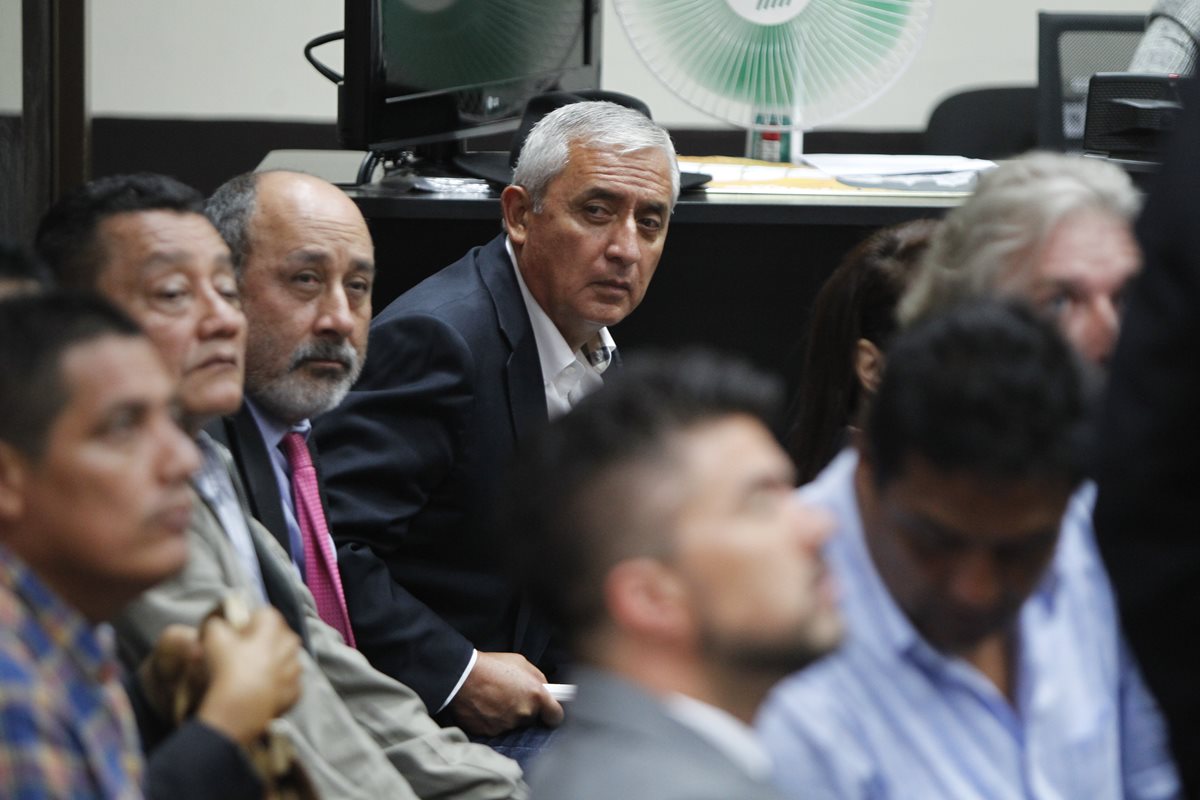 Otto Pérez, al fondo, durante la audiencia judicial, cuyo inicio se postergó. (Foto Prensa Libre: Paulo Raquec)