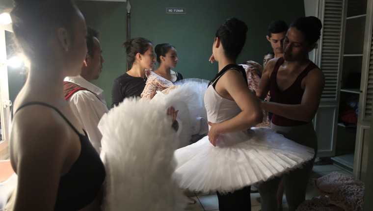 Bailarinas del Ballet Nacional de Guatemala se preparan en los camerinos del Centro Cultural Miguel Ángel Asturias. (Foto Prensa Libre: Carlos Hernández)