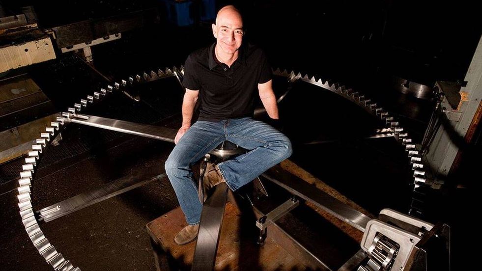 La idea recién se pudo llevar a cabo cuando Jeff Bezos hizo una inversión de US$42 millones en 2011. Ahora llegó el momento de instalar el gigante bajo tierra. (Foto Prensa Libre: Jeff Bezos)