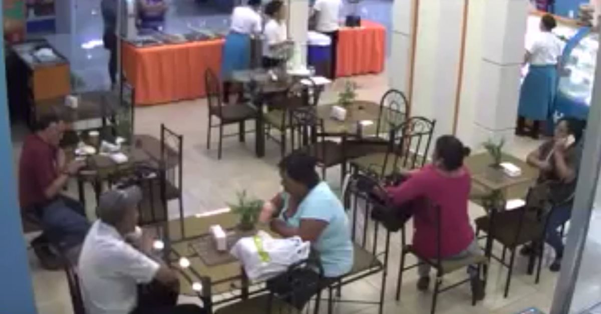 Robo en pastelería de Villa Nueva quedó grabado por cámaras de seguridad. (Foto Prensa Libre: Youtube Guatevisión)
