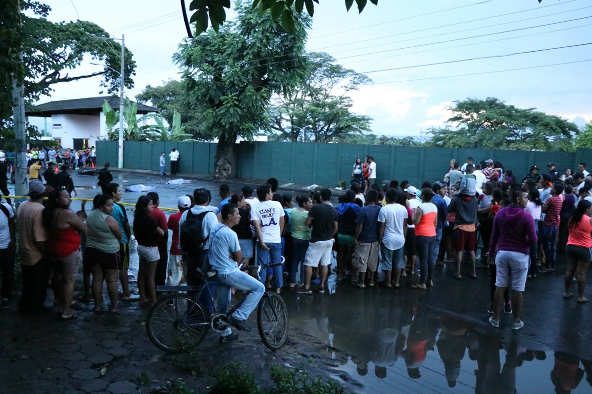 El accidente ocurrió a un costado del estadio municipal Armando Barillas, zona 2 de Escuintla. (Foto Prensa Libre: Carlos Enrique Paredes)