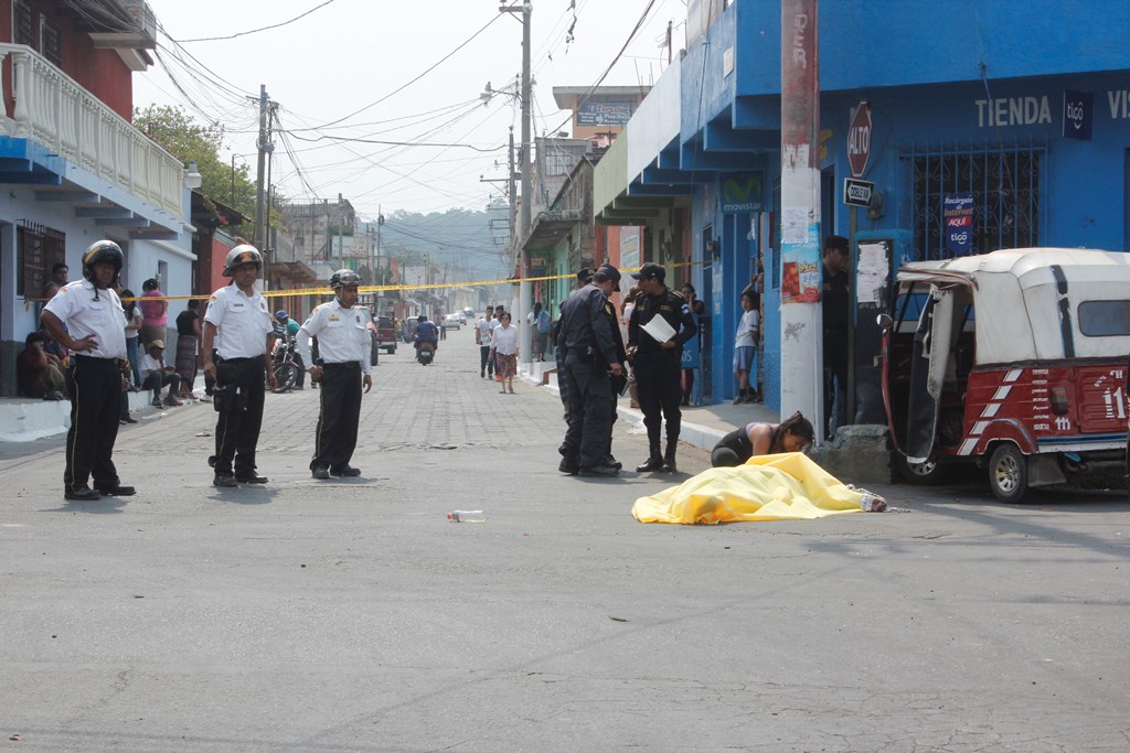 Socorristas y autoridades policiales resguardan sitio donde ultiman a balazos a hombre en la cabecera de Chimaltenango. (Foto Prensa Libre: Víctor Chamalé)