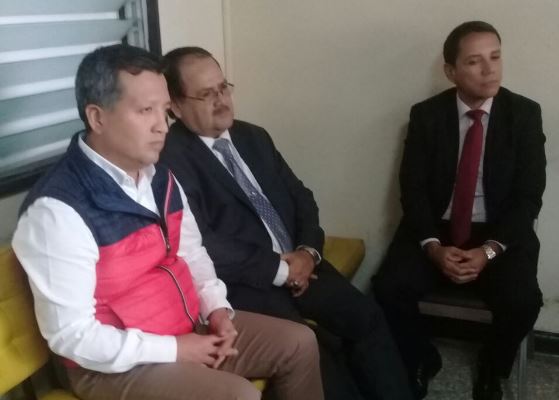 Diputados escuchan la resolución de jueza, que les confirma el arraigo por discriminación. (Foto Prensa Libre: Paulo Raquec)