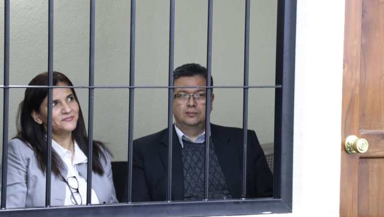 Jorge Rolando Barrientos, exalcalde de Xela, escuchó a la fiscalía juntó a su esposa Rossana Schoenfeld Gramajo de Barrientos. (Foto Prensa Libre: María Longo)