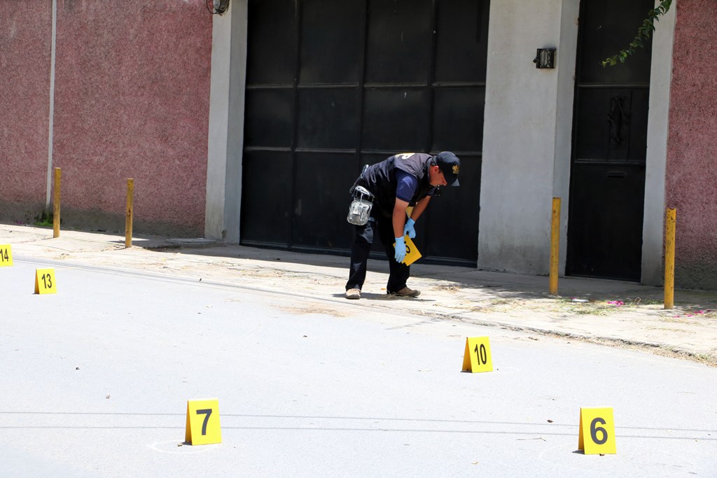 Lugar donde fue atacado el bus en la ciudad de Quetzaltenango. (Foto Prensa Libre: Carlos Ventura).
