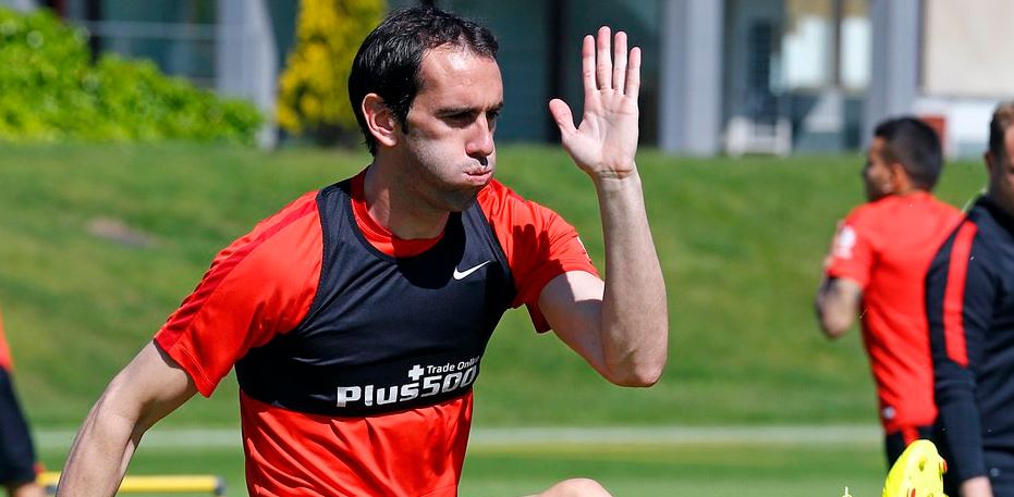 El defensa uruguayo Diego Godín durante el entrenamiento del equipo colchonero. (Foto Prensa Libre: Atlético de Madrid)