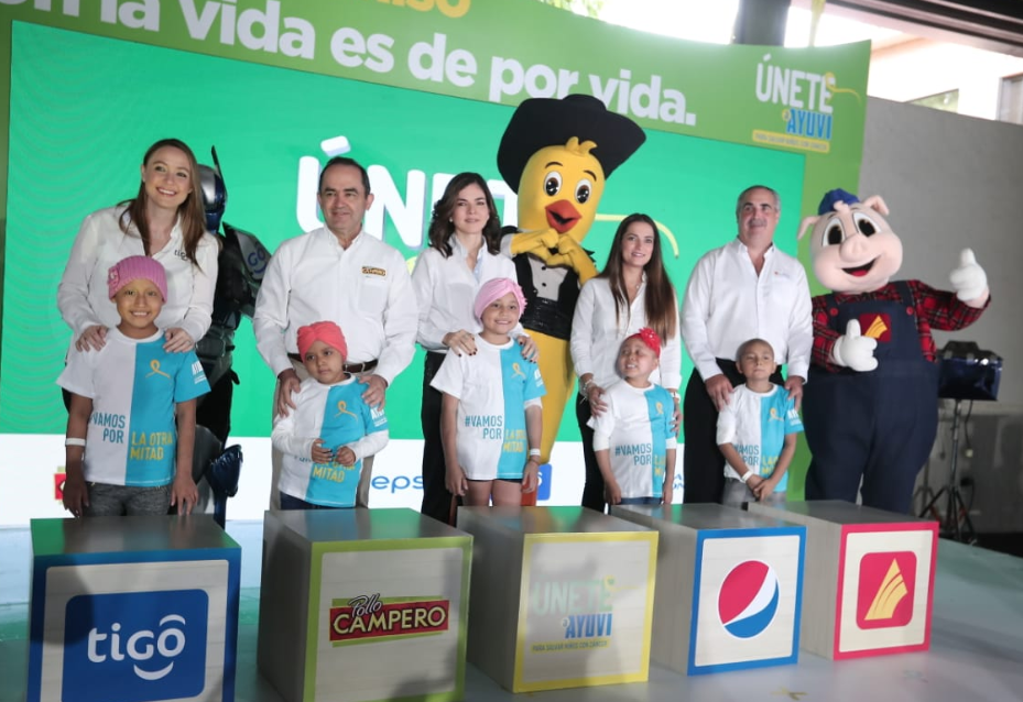 Impulsores de la Gran Rifa Únete junto a algunos niños beneficiados con tratamiento para vencer el cáncer. (Foto Prensa Libre: Juan Diego González).