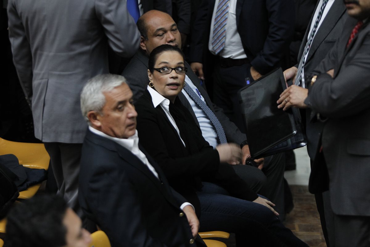 Otto Pérez Molina y Roxana Baldetti, durante una jornada de audiencia en la Sala de Vistas de la CSJ. (Foto Prensa Libre: Hemeroteca PL)