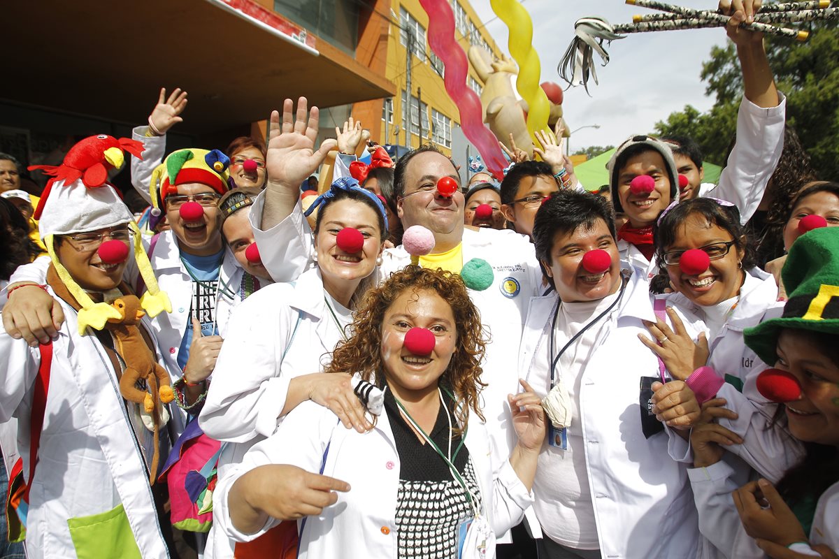 Voluntarios de Fábrica de Sonrisas, durante una visita visita al hospital Roosevelt. (Foto Prensa Libre: Álvaro Interiano)