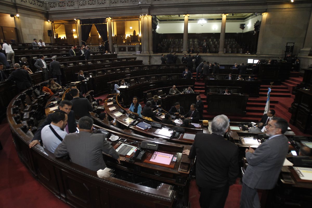 El Congreso decidirá destino de nueva iniciativa que buscará controlar las dádivas enviadas a los empleados públicos. (Foto Prensa Libre: Archivo)