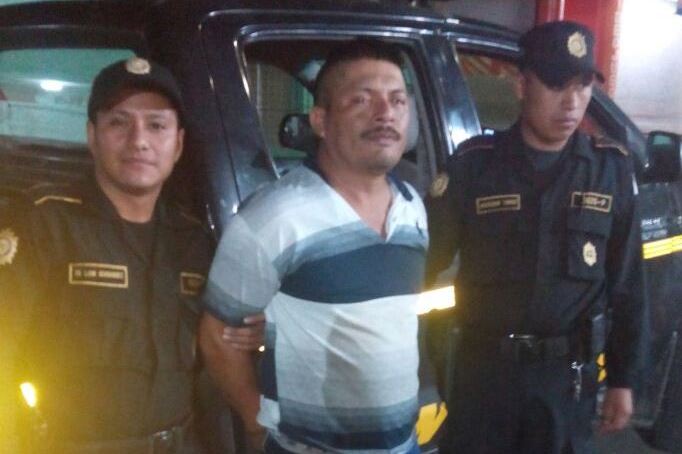 Agentes de la PNC de Nuevo Progreso, San Marcos, capturaron a un hombre sindicado de haber agredido a sus familiares con un cuchillo. (Foto Prensa Libre: PNC)