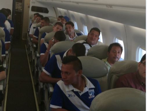 Los jugadores de Suchi en el vuelo destino a Dallas. (Foto Suchitepéquez)