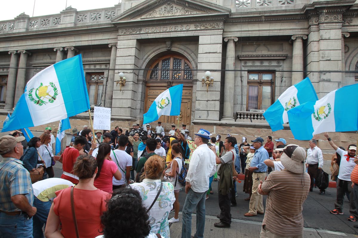 Expertos  ven  violación a la igualdad en bonos a los diputados;  dos organizaciones se aprestan a iniciar una batalla jurídica. (Foto Prensa Libre: Hemeroteca PL)