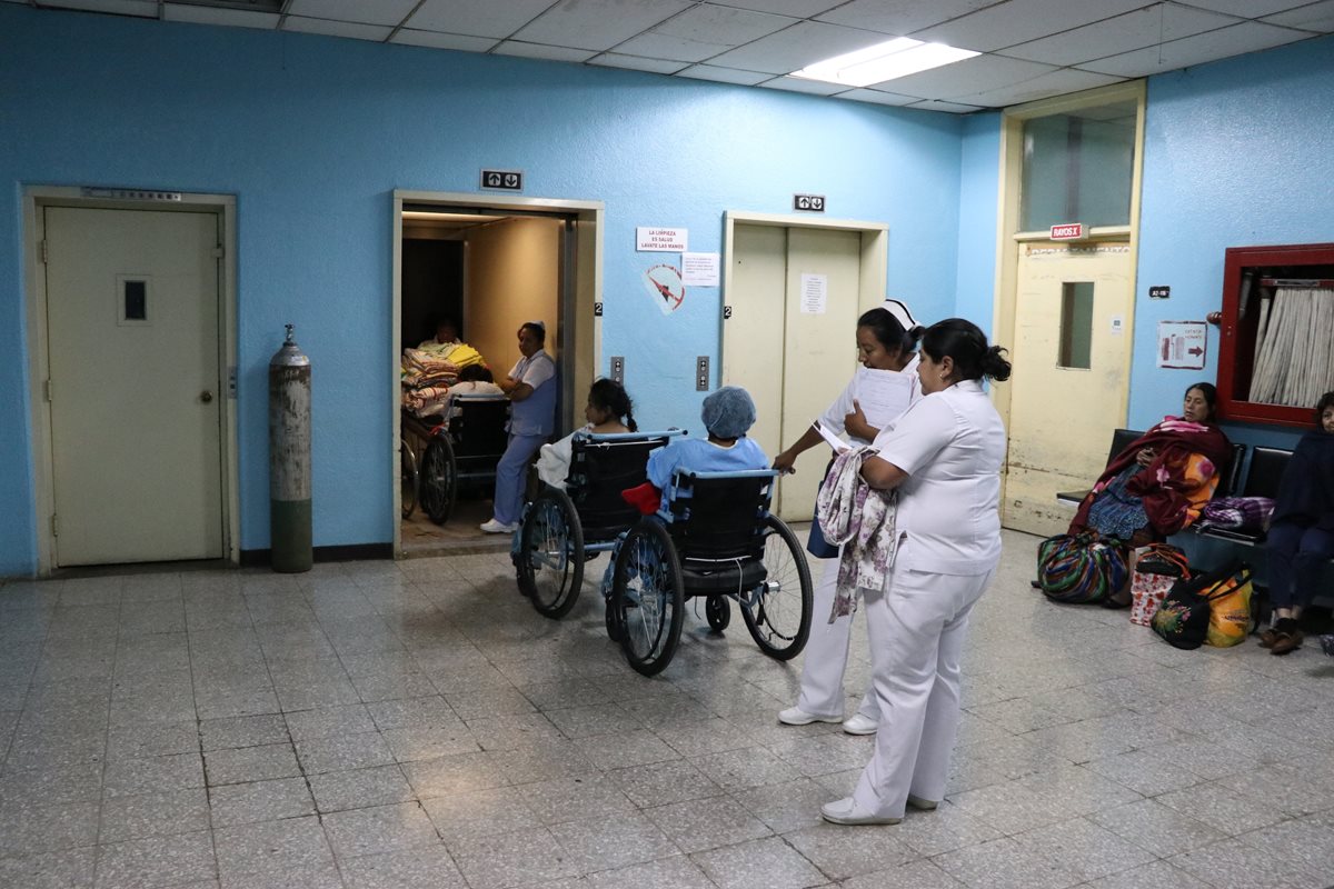 Pacientes y enfermeras deben esperar hasta 10 minutos para utilizar el único ascensor para pacientes disponible en el Hospital Regional de Occidente. (Foto Prensa Libre: María José Longo).