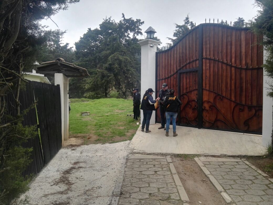 Agentes de la PNC resguardan inmuebles allanados en Cantel y otros puntos en Quetzaltenango. (Foto Prensa Libre: MP)