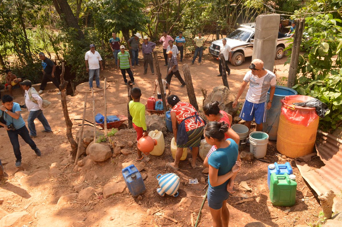 Pobladores de San Juan Tecuaco, Santa Rosa, se abastecen de agua, posiblemente contaminada. (Foto Prensa Libre: Oswaldo Cardona)