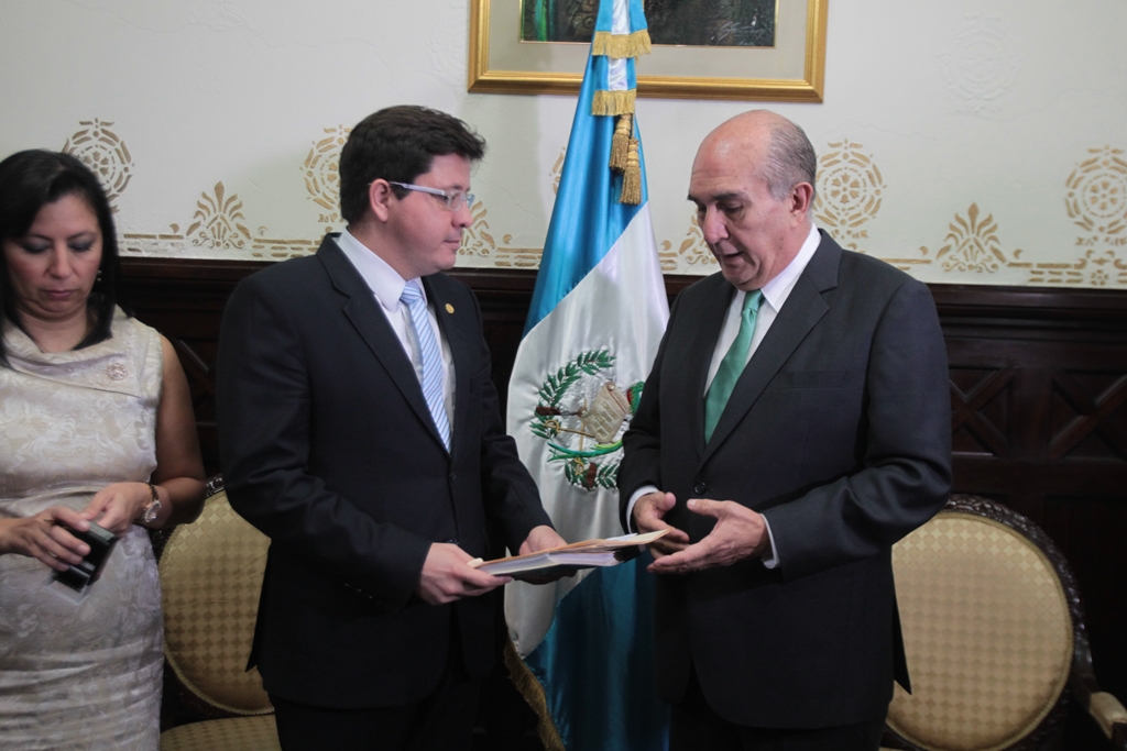 El ministro de finanzas presentó este viernes el presupuesto ante el Congreso. (Foto Prensa Libre: Érick Ávila)