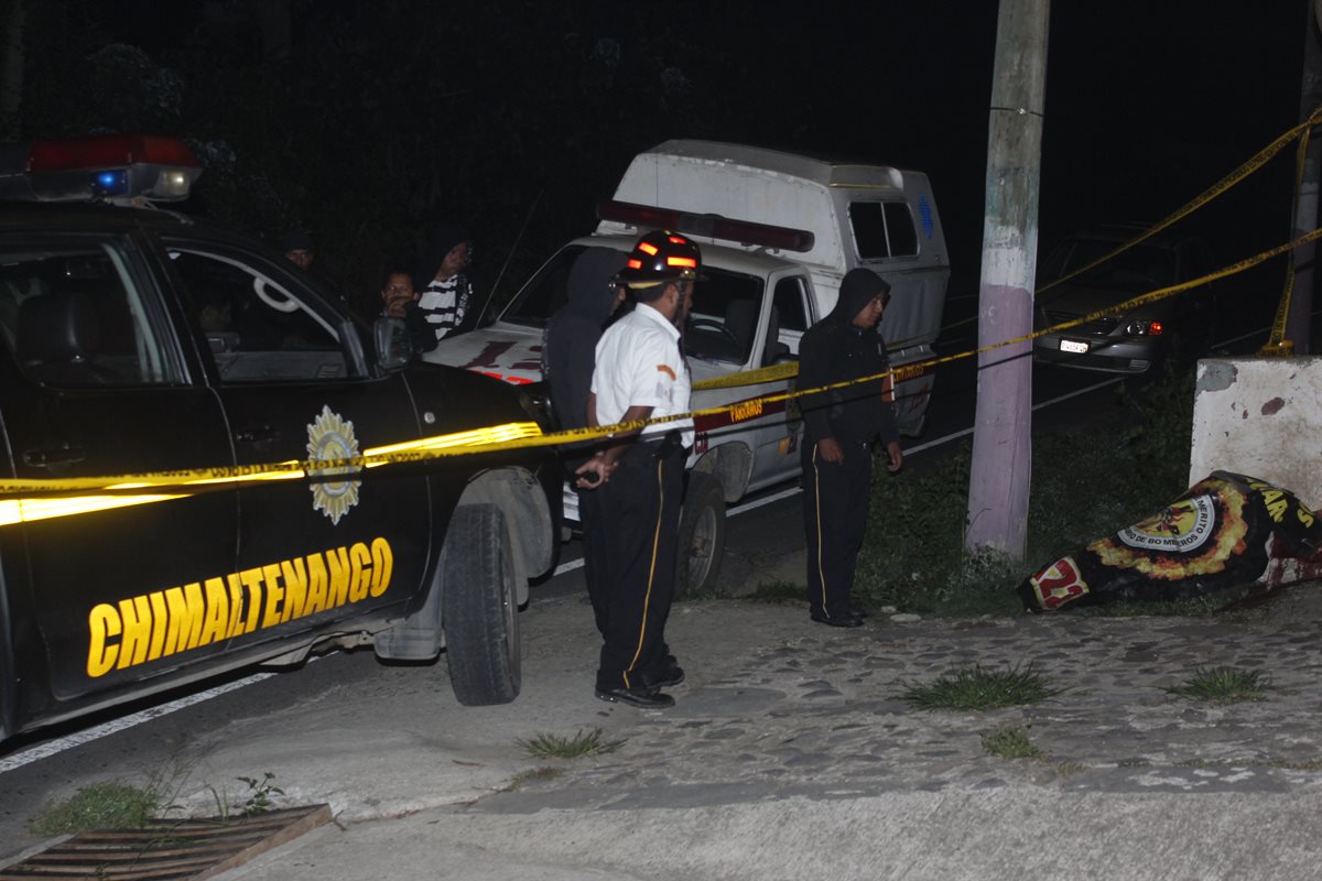 Agentes policiales resguardan cadáver de hombre que murió de forma violenta en Parramos. (Foto Prensa Libre: Víctor Chamalé)
