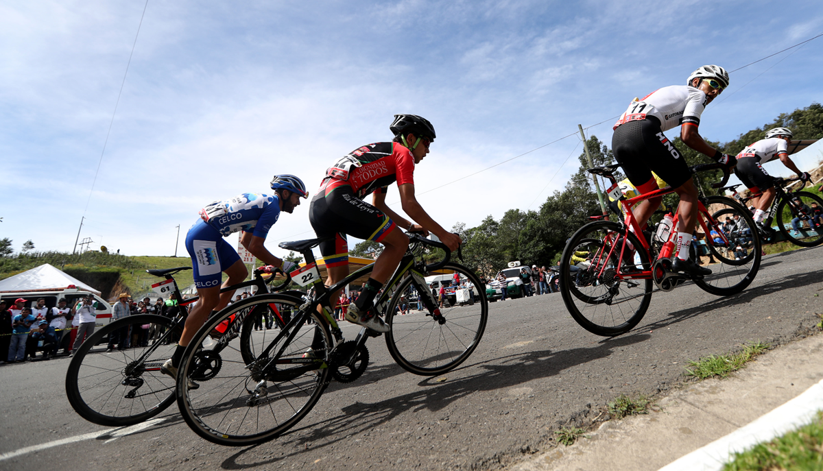 Los ciclistas deberán pelear con el ascenso y el tramo de terracería para cumplir con la cronoescalada. (Foto Prensa Libre: Carlos Vicente)