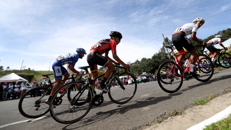 Los ciclistas deberán pelear con el ascenso y el tramo de terracería para cumplir con la cronoescalada. (Foto Prensa Libre: Carlos Vicente)
