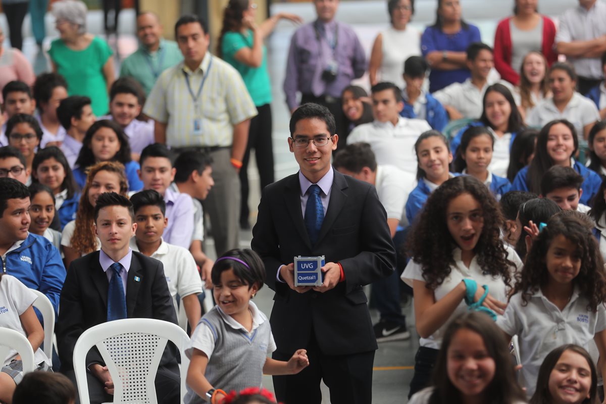 José Miguel Ortega Yung, es el ganador del concurso "Ponle nombre al primer satélite guatemalteco", organizado por la Universidad del Valle de Guatemala. (Foto Prensa Libre: Érick Avila)