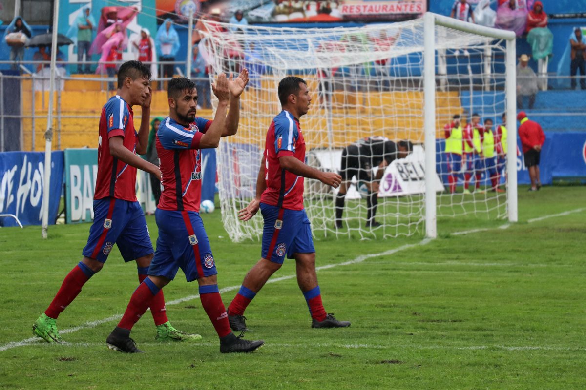 César Morales aplaude a la afición de Xelajú MC, luego de anotar el segundo gol. (Foto Prensa Libre: Raúl Juárez)