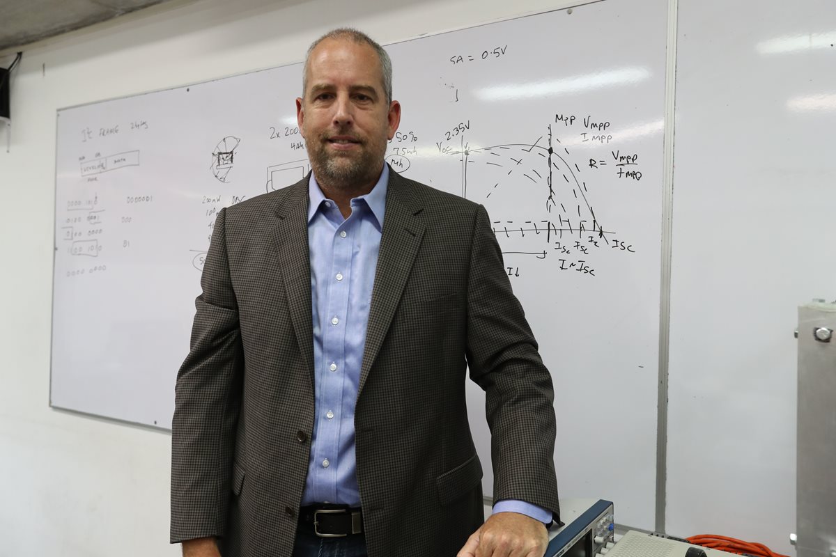 El doctor estadounidense Scott Palo, en el primer laboratorio de ingeniería aeroespacial de Guatemala, ubicado en la UVG. (Foto Prensa Libre, Brenda Martínez)