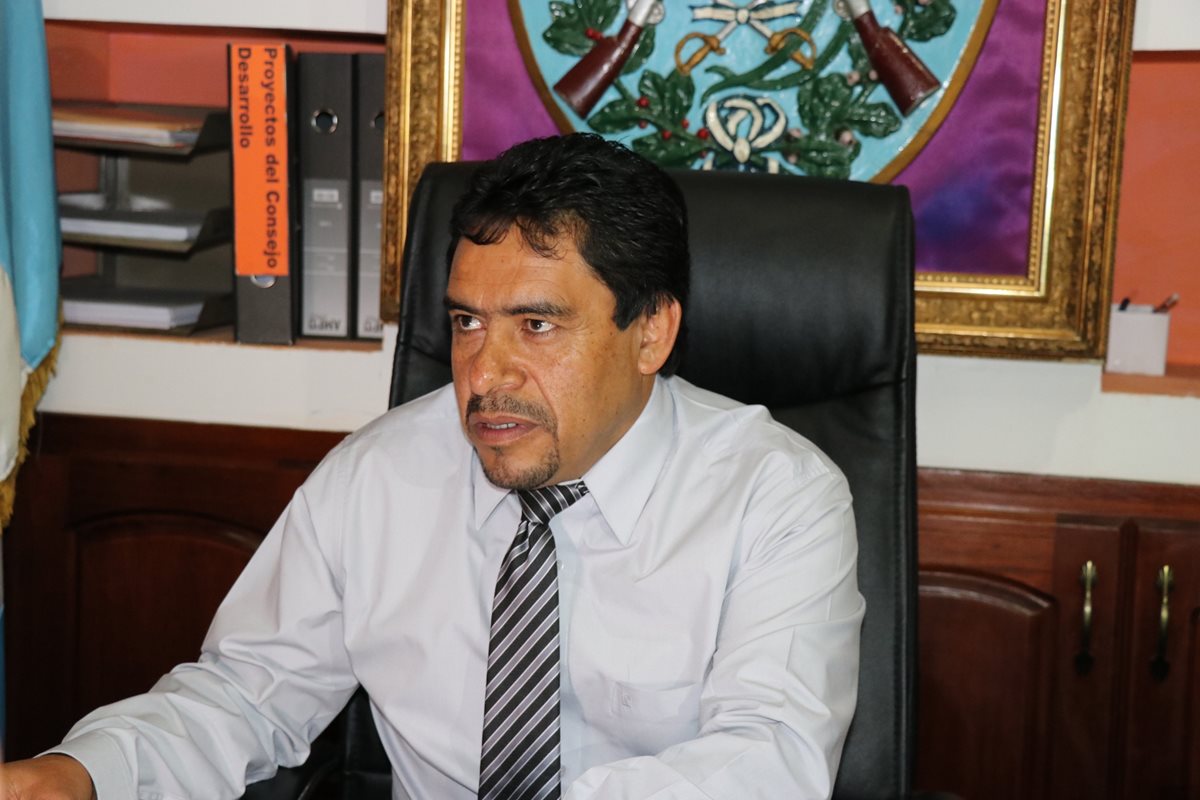 Reynabel Samayoa, gobernador de Quiché, podría ser retirado de su cargo si no cumple con lo que establece la Ley. (Foto Prensa Libre: Héctor Cordero)