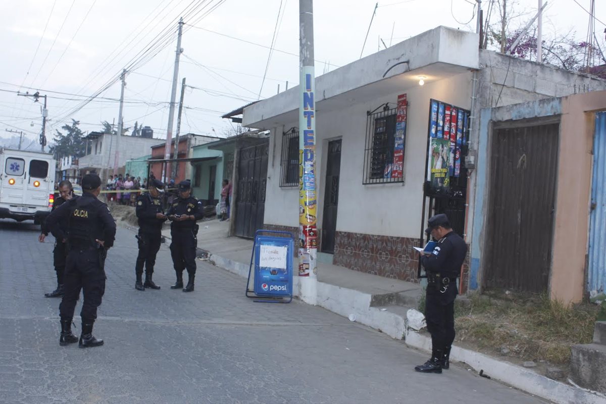 Investigadores de la PNC recaban evidencias en una tienda en la cabecera de Chimaltenango, donde ocurrió un doble crimen. (Foto Prensa Libre)