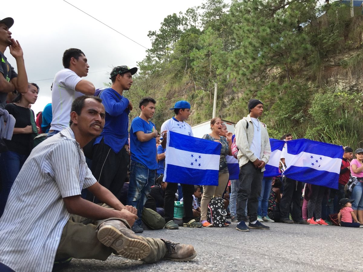 Migrantes hondureños portan la bandera nacional, y a la vez cantan el himno nacional, demostrando el patriotismo y amor a su país. (Foto Prensa Libre: Mario Morales)