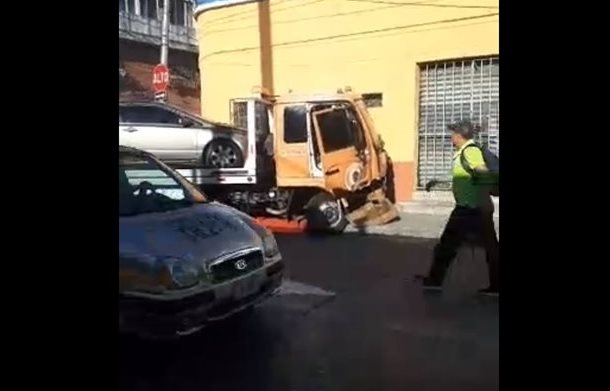 Autoridades de Transito coordinan la movilización de una grúa y un vehículo que chocaron en la zona 1 de la capital. (Foto Prensa Libre: Amílcar Montejo)
