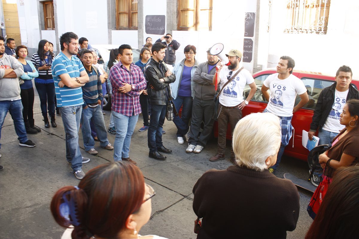 Decenas de personas llegaron a Gobernación para exigir la renuncia de la funcionaria. (Foto Prensa Libre: María José Longo)