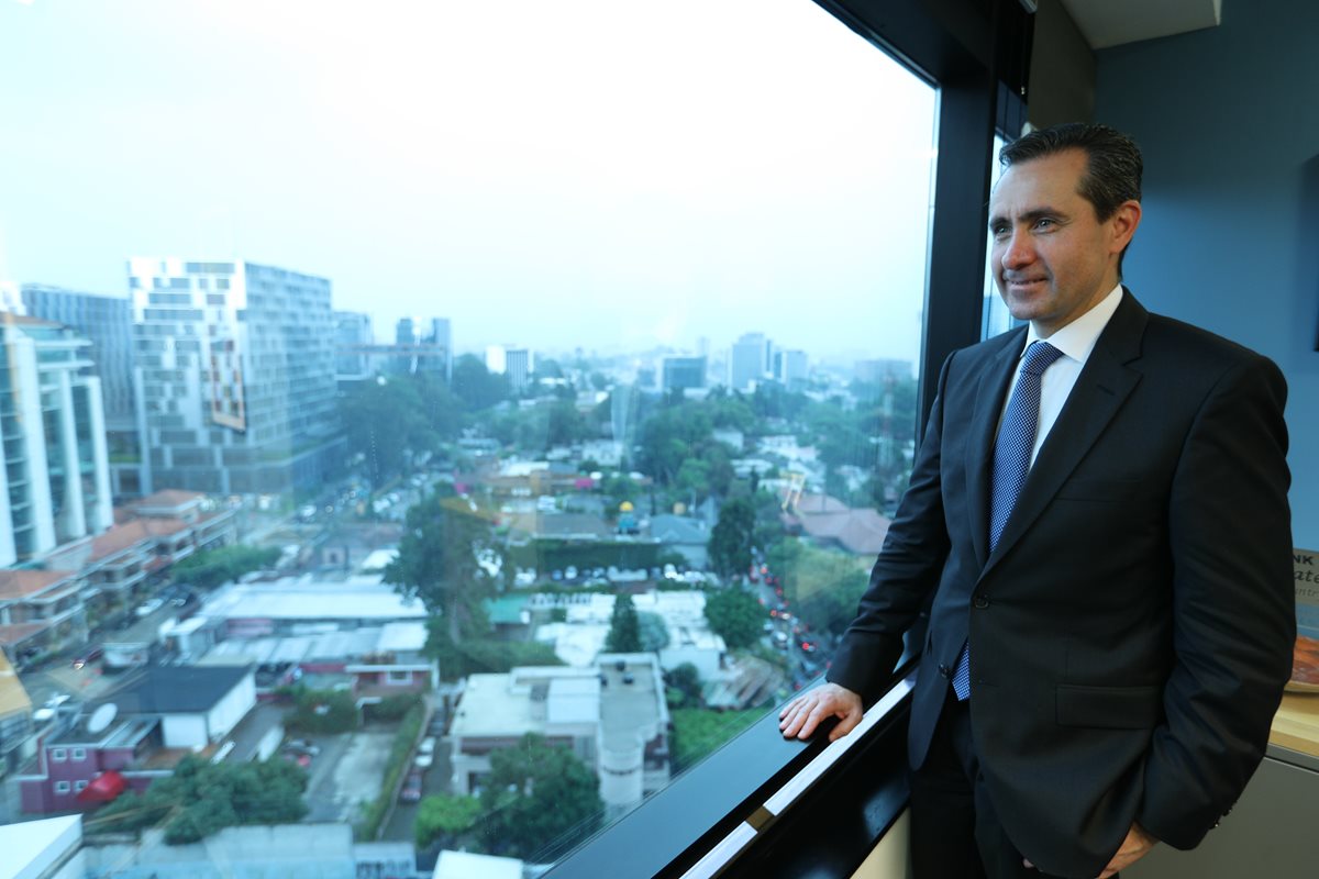 Jorge Familiar, vicepresidente del Banco mundial, durante su visita a Guatemala. (Foto Prensa Libre: Carlos Hernández)
