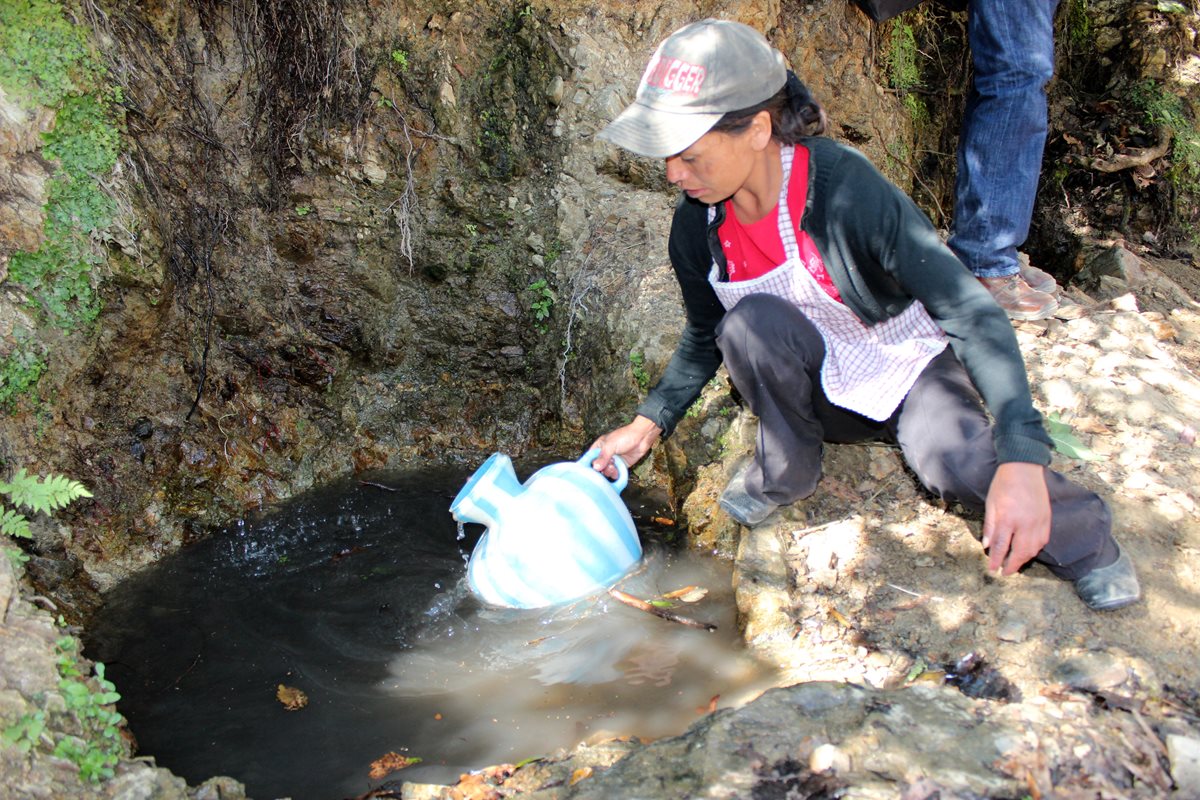 En comunidades rurales de Huehuetenango, familias se abastecen de agua contaminada para el consumo. (Foto Prensa Libre: Mike Castillo)