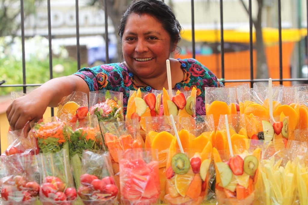 Coloridas ventas de frutas de la temporada se observan en mercado de la capital. (Foto Prensa Libre: Érick Ávila)
