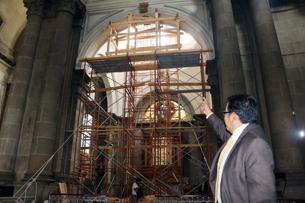 Un integrante del Consejo Pastoral de Xela hace revisiones a la cúpula de la catedral. (Foto Prensa Libre: Carlos Ventura)