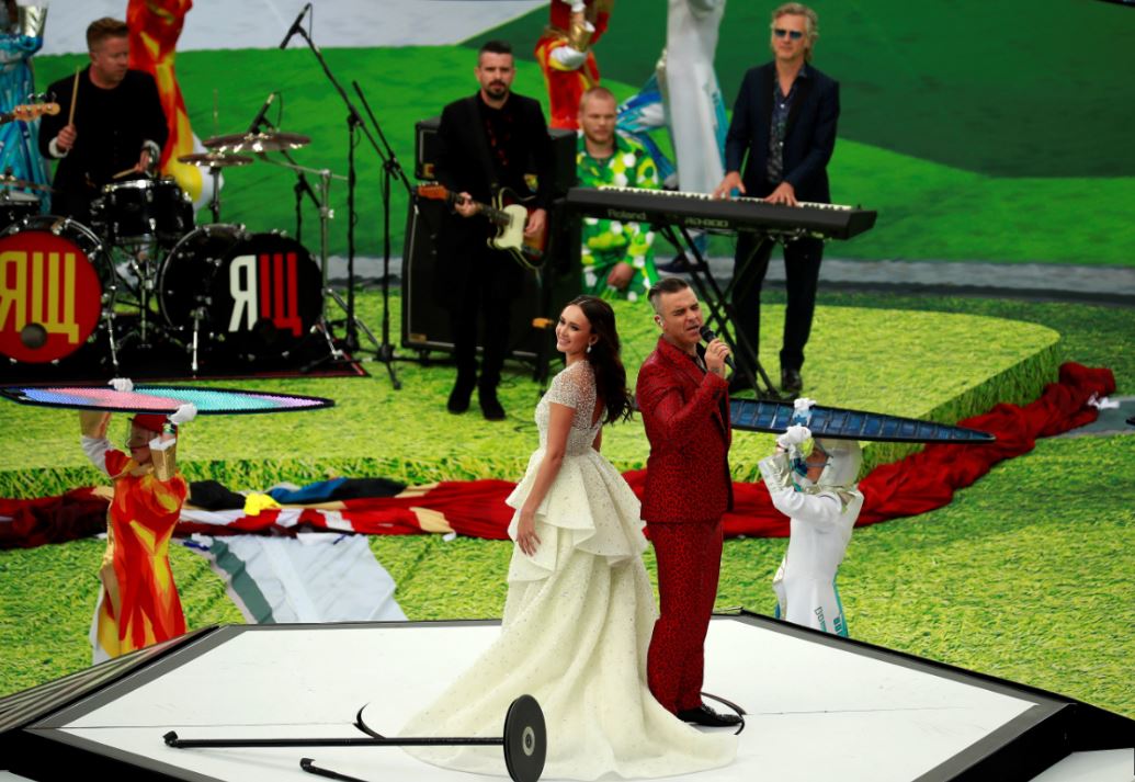 Robbie Williams junto a la soprano rusa Aída Garifullina en la ceremonia de inauguración del Mundial. (Foto Prensa Libre: EFE)
