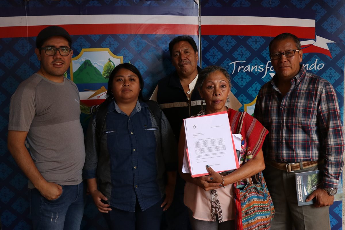 Integrantes del Colectivo Ciudadano de Quetzaltenango, integrado por al menos 25 agrupaciones, entregarán carta al Concejo de Xela para que el presidente Jimmy Morales no acuda a la inauguración de la feria. (Foto Prensa Libre: María José Longo)