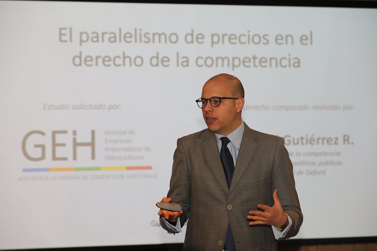 Juan David Gutiérrez, experto en derecho de la competencia expuso su estudio comparativo acerca del estudio sobre paralelismo de precios a la Gremial de Empresas de Importación de Hidrocarburos. (Foto, Prensa Libre: Érick Ávila).