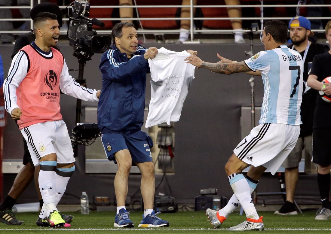 Así celebró Di María el gol que anotó a la selección de Chile. (Foto Prensa Libre: AFP).