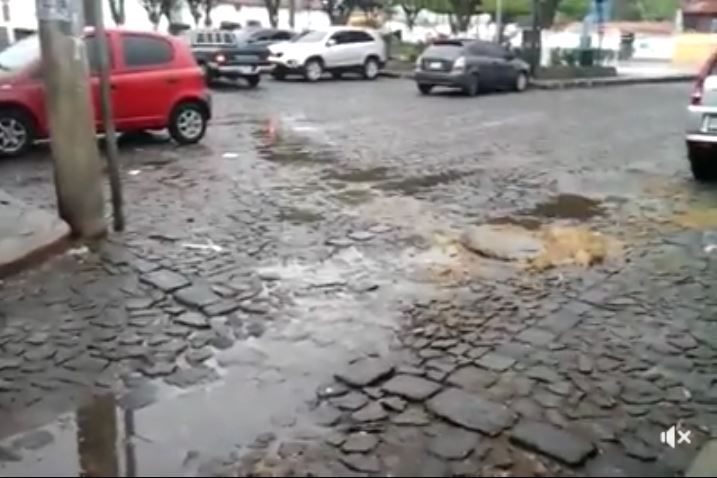 Captura del video que muestra una de las calles empedradas de la aldea Santa Ana con suciedad. (Foto: Facebook)