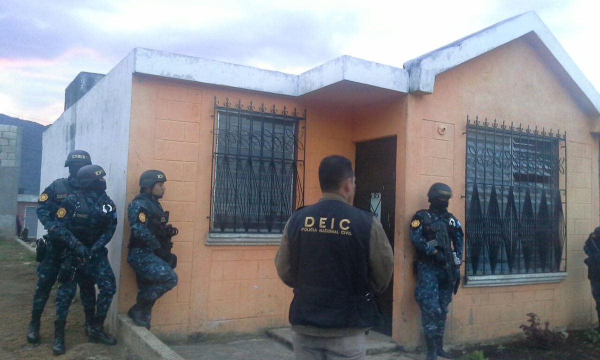 Agentes de la PNC allanan una vivienda en Escuintla, en busca de sindicados de asesinato en grado de tentativa. (Foto Prensa Libre: PNC)